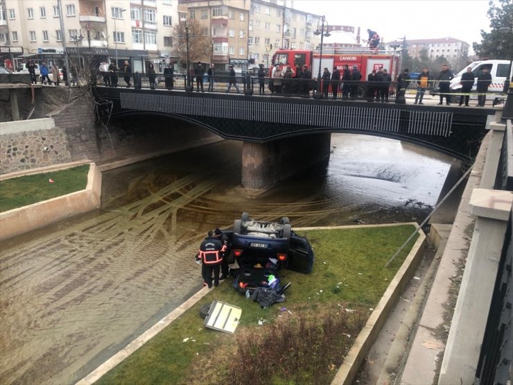 Çankırı'da çaya devrilen araçtaki 7 kişi yaralandı