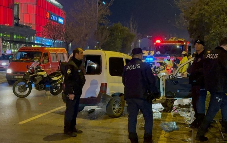 Samsun'da otomobille çarpışan hafif ticari aracın sürücüsü ağır yaralandı