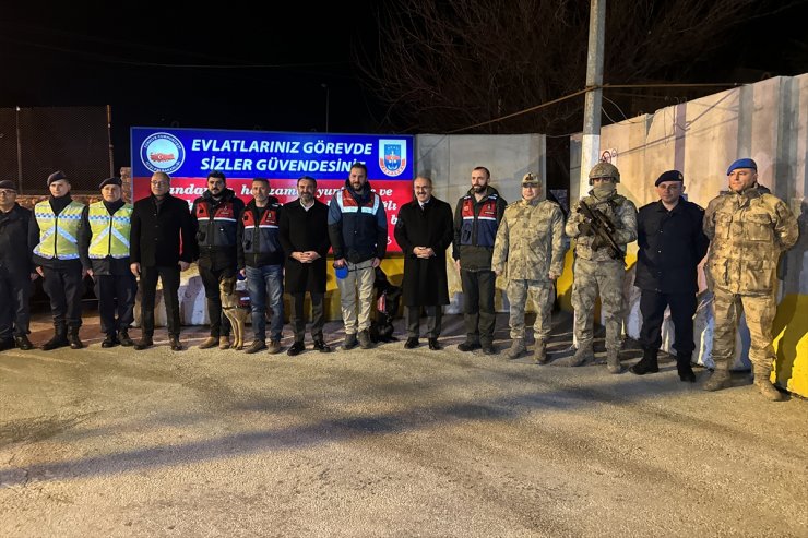 Elazığ Valisi Toraman, güvenlik güçleri ile sağlık çalışanlarının yeni yılını kutladı