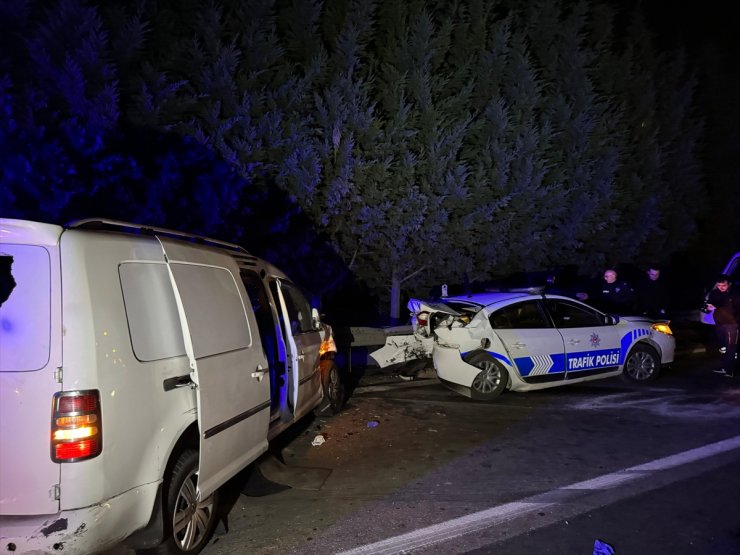 GÜNCELLEME 2 - Anadolu Otoyolu'nda düzensiz göçmenleri taşıyan aracın yol açtığı kazada 4'ü polis 18 kişi yaralandı