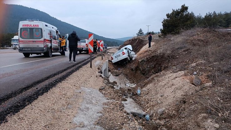 Bolu'da dere yatağına devrilen otomobildeki 1 kişi öldü, 3 kişi yaralandı