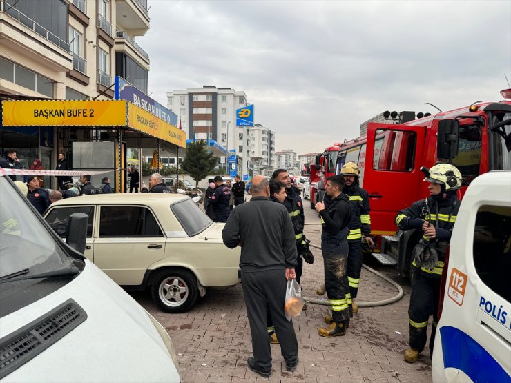 Gaziantep'te yangına müdahale ettiği sırada zemine düşen itfaiye eri yaralandı