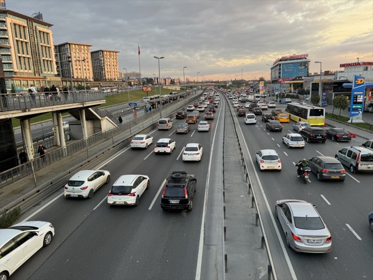 İstanbul'da yeni yılın ilk mesai gününde trafik yoğunluğu