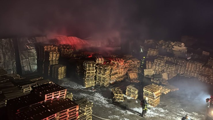 Kayseri'de palet fabrikasında çıkan yangın söndürüldü