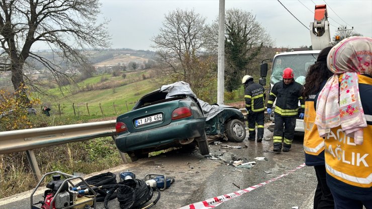 Kocaeli'de vinçle çarpışan otomobilin sürücüsü öldü