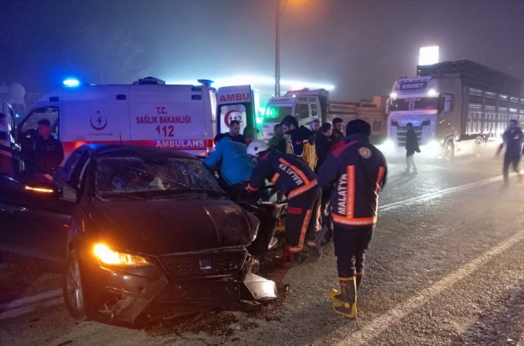 Malatya'da iki otomobil çarpıştı 1 kişi öldü, 5 kişi yaralandı