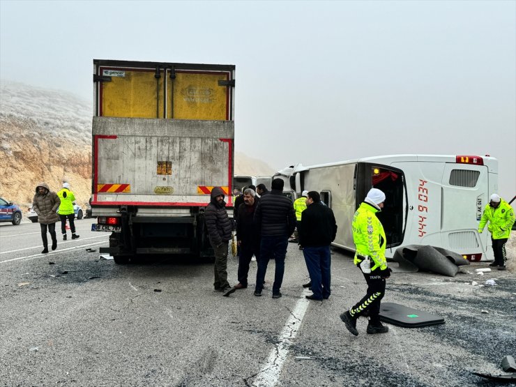 GÜNCELLEME - Malatya'da yolcu otobüsünün devrilmesi sonucu 4 kişi öldü, 36 kişi yaralandı