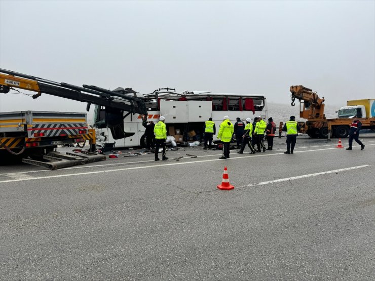 GÜNCELLEME 3 - Malatya'da yolcu otobüsünün devrilmesi sonucu 4 kişi öldü, 36 kişi yaralandı