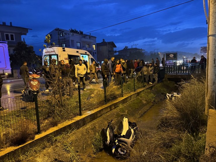 Muğla'da otomobille çarpışarak kanala düşen iki motosikletteki 3 kişi yaralandı