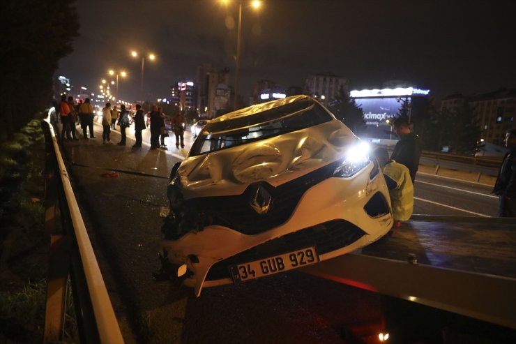 Ümraniye'de devrilen otomobilin sürücüsü yaralandı