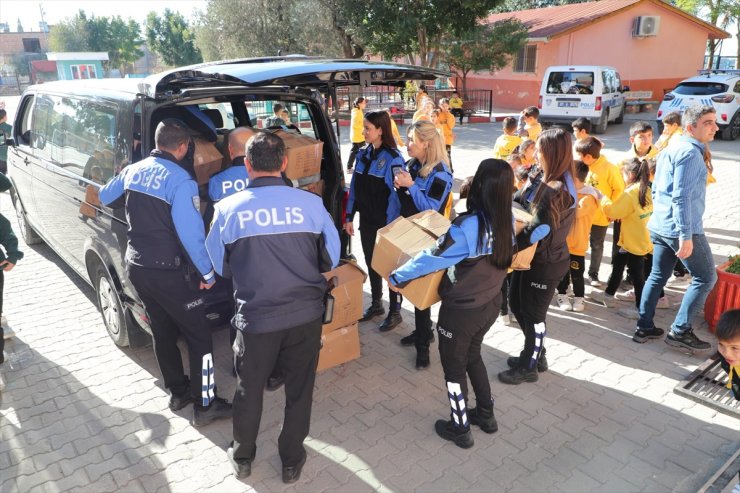 Adana'da polislerden öğrencilere mont ve ayakkabı yardımı