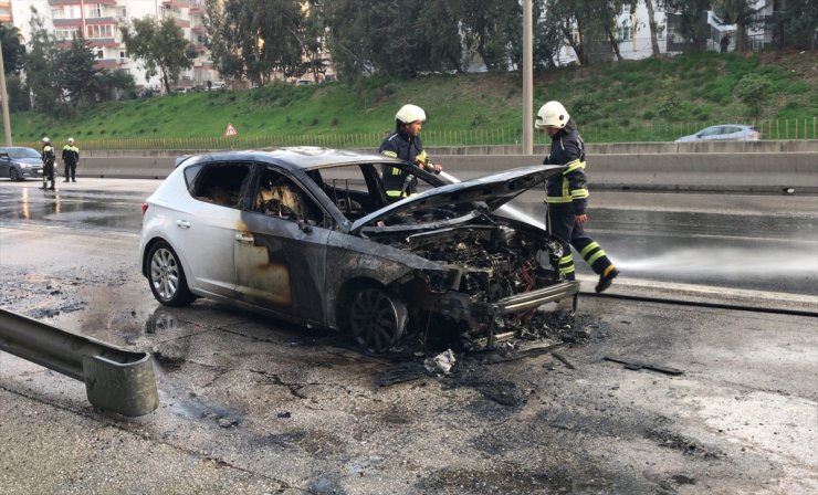 Adana'da seyir halindeyken alev alan otomobil yandı