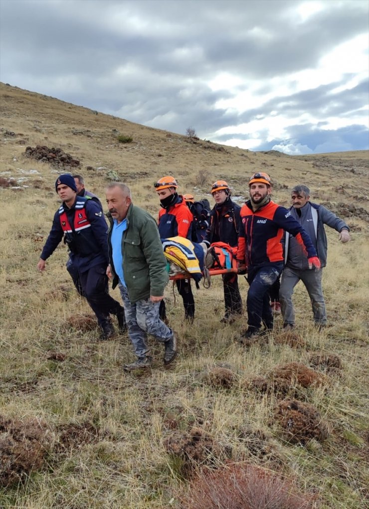 Dağda ayağı kırılan avcıyı jandarma ve AFAD ekipleri kurtardı