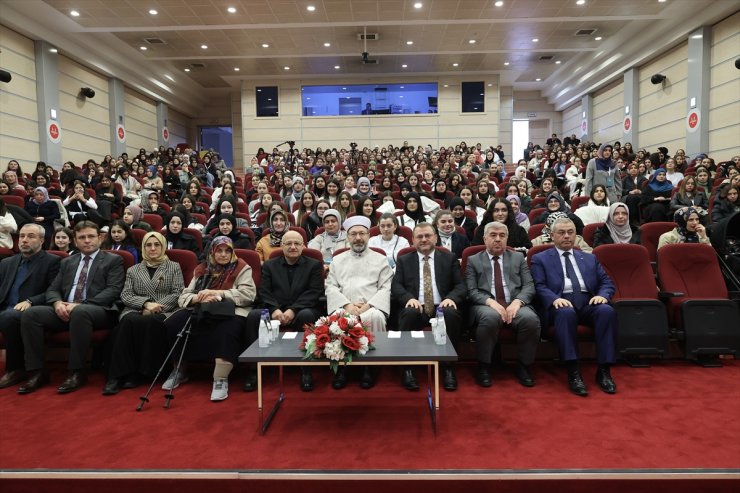 Diyanet İşleri Başkanı Erbaş, Avrupa'dan gelen gençlerle bir araya geldi: