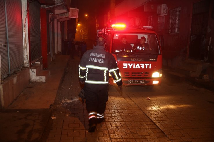 Diyarbakır'da yangın çıkan evde anne ve 4 çocuğu dumandan etkilendi