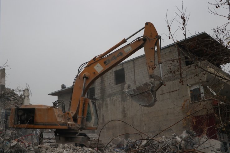 Kahramanmaraş’ta ağır hasarlı binaların yıkımı sürüyor