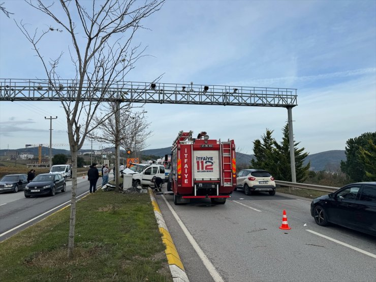 Kocaeli'de aydınlatma direğine çarpan hafif ticari aracın sürücüsü öldü