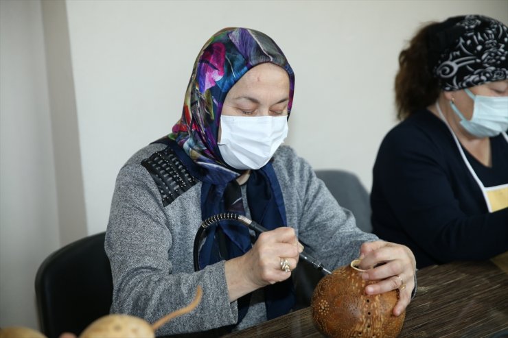 Ordulu kadınlar su kabaklarından hediyelik eşya yaparak gelir sağlıyor