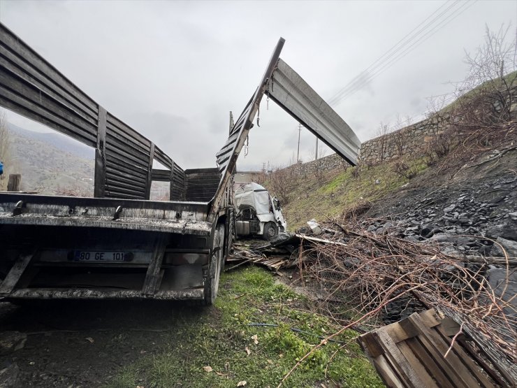 Şırnak'ta şarampole devrilen tırın sürücüsü yaralandı