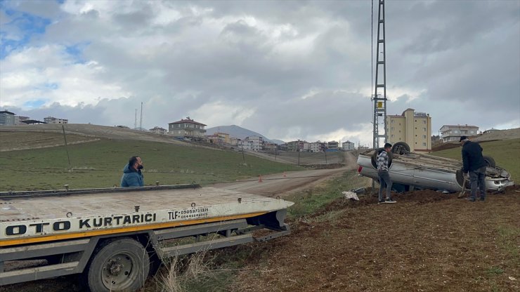 Adana'da devrilen otomobildeki karı koca yaralandı