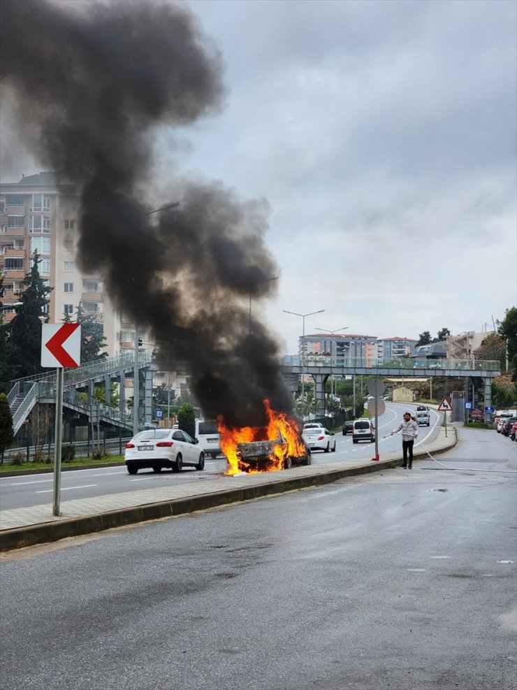 Alanya'da seyir halindeyken alev alan otomobil yandı