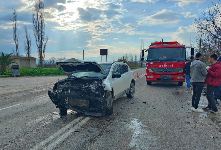 Aydın'da iki otomobilin çarpışması sonucu 4 kişi yaralandı