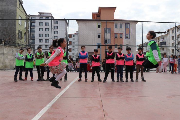 Elazığ'da ilkokul öğrencileri geleneksel oyunlarla buluşuyor