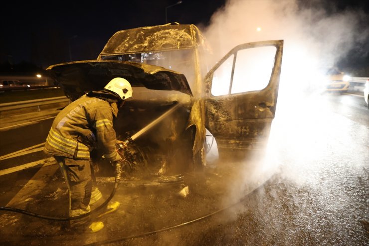 Kağıthane’de seyir halindeki minibüste çıkan yangın söndürüldü