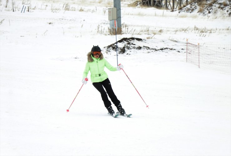 Kayakseverler hafta içi de Erciyes'in pistlerini boş bırakmıyor