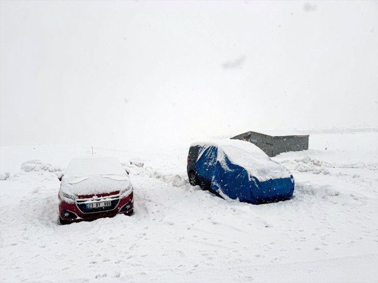 Tunceli ve Erzincan'da kar yağışı etkili oluyor