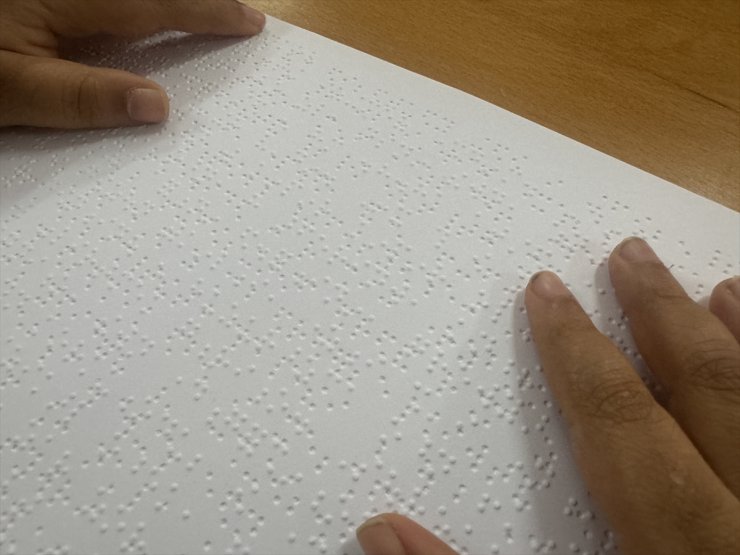 Adana'da görme engelliler okuluna Braille alfabesiyle hazırlanan kitaplar bağışlandı