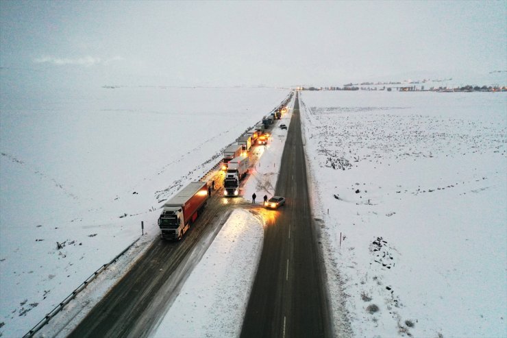 Ağrı'da kar nedeniyle İpek Geçidi'nde ulaşım güçlükle sağlanıyor