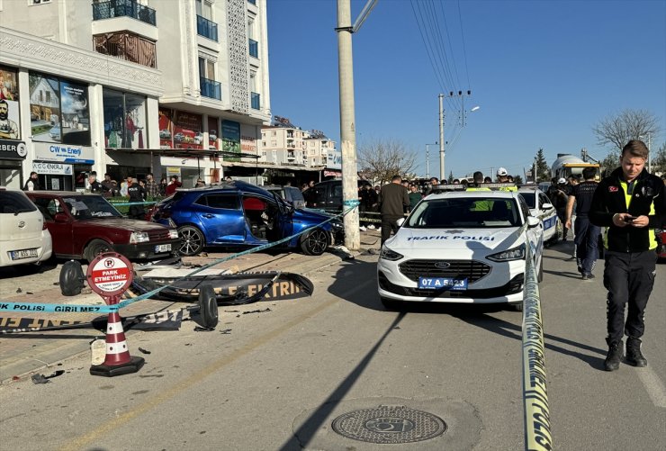 Antalya'da durakta bekleyen yolculara otomobilin çarpması sonucu 2 kişi öldü, 1 kişi yaralandı