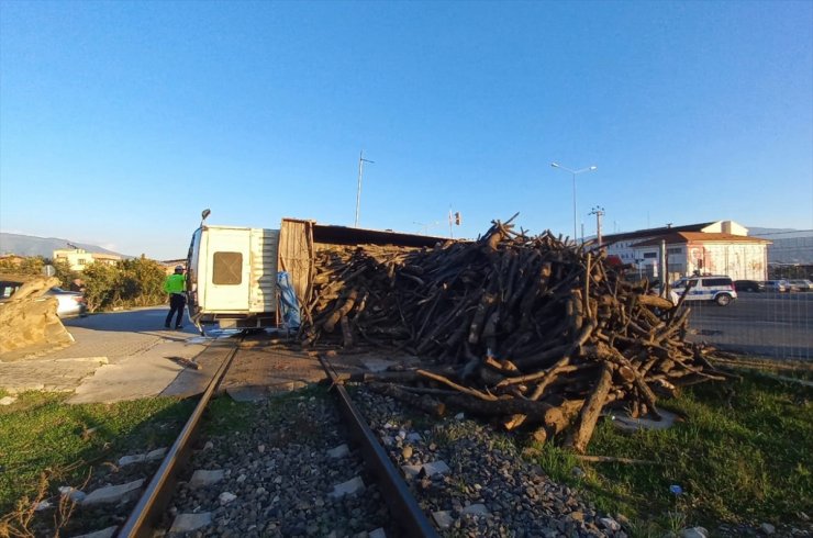 Aydın'da hemzemin geçitte devrilen kamyon tren seferlerini aksattı