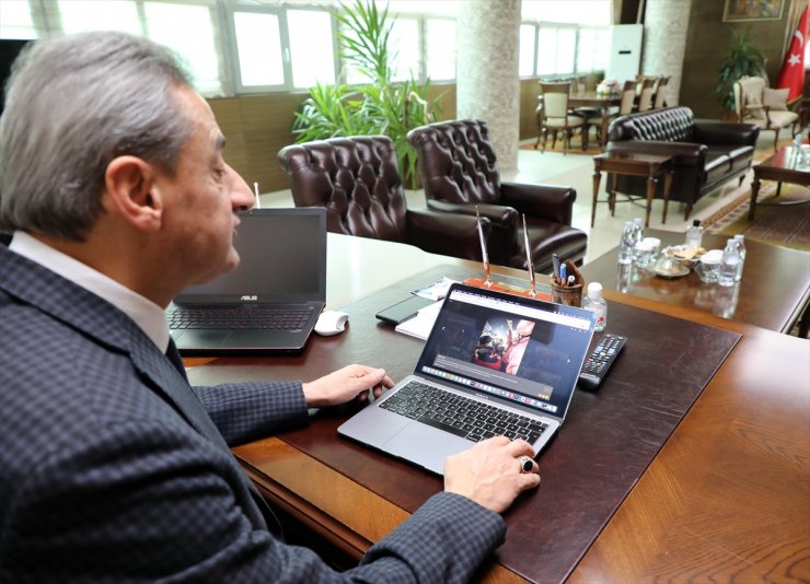 Bitlis Valisi Karaömeroğlu, AA'nın "Yılın Kareleri" oylamasına katıldı