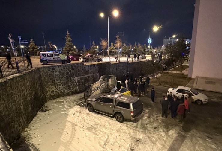 Erzurum'da, iki otomobilin çarpıştığı kazada sürücüler yaralandı