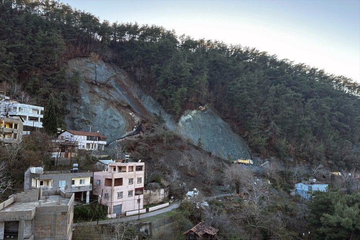 Hatay'da toprak kayması sonucu 3 yayla evi kullanılamaz hale geldi