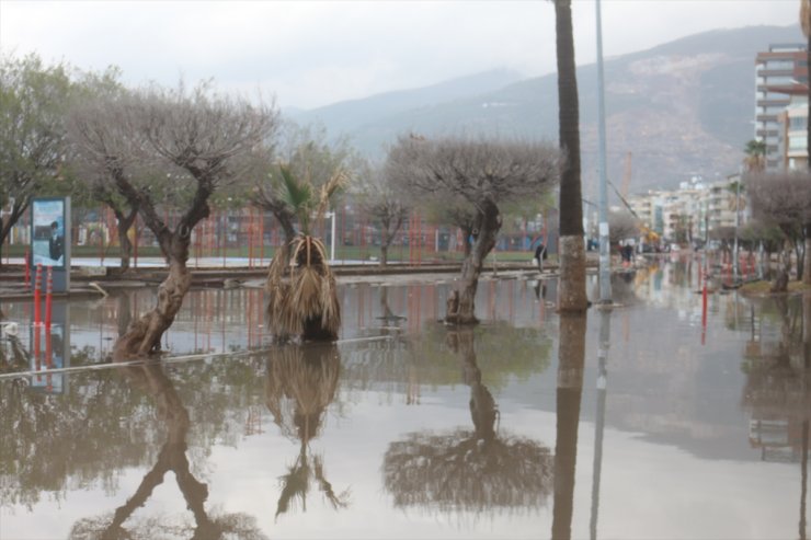 İskenderun'da sağanak ve lodos yaşamı olumsuz etkiledi