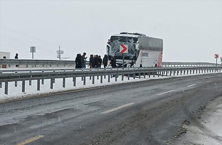 GÜNCELLEME - Kars'ta iki otobüsün karıştığı zincirleme trafik kazasında 2 kişi öldü, 8 kişi yaralandı