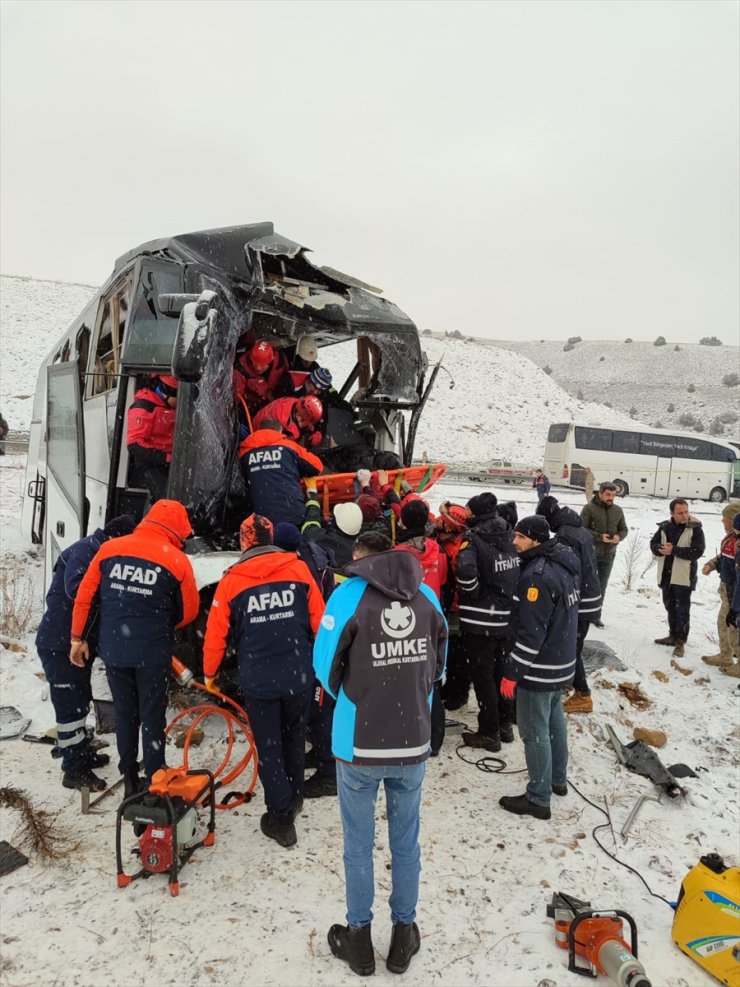 GÜNCELLEME 4 - Kars'ta iki otobüsün karıştığı zincirleme trafik kazasında 2 kişi öldü, 8 kişi yaralandı