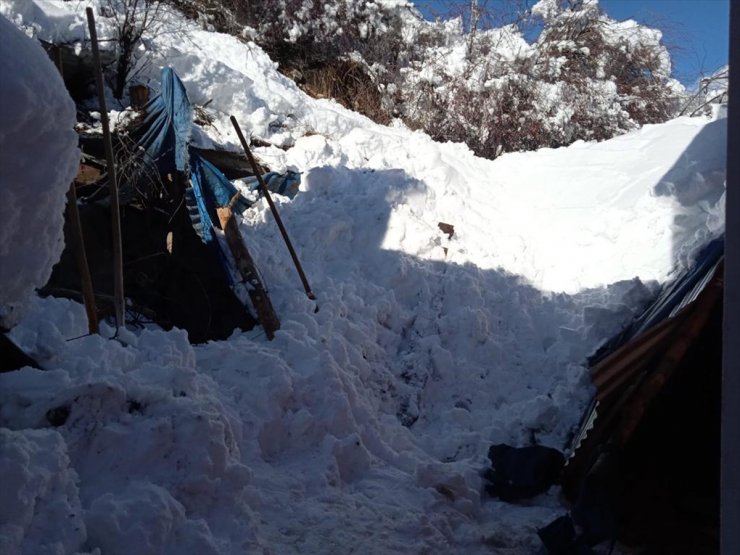 Ardahan'da kar nedeniyle çöken çatının altında kalan kadın öldü