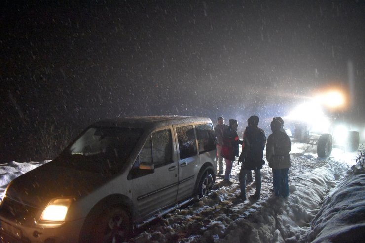 Bitlis'te kar ve tipi nedeniyle yolda mahsur kalanlar kurtarıldı