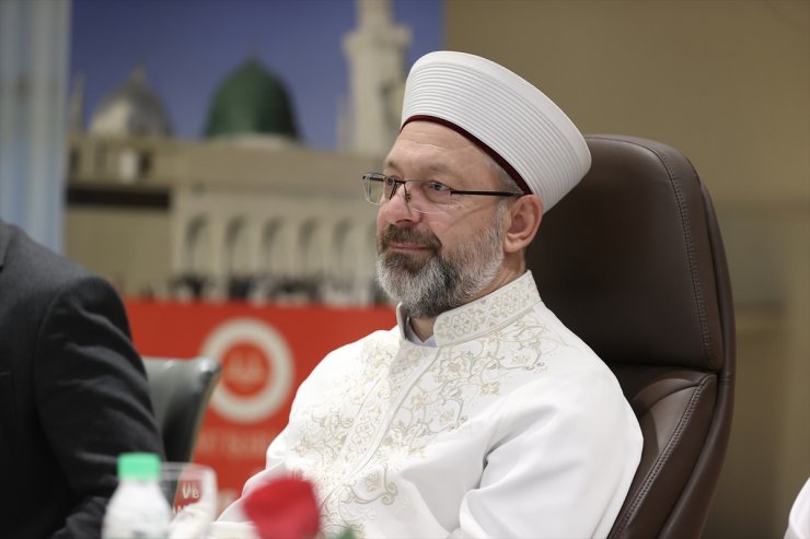 Diyanet İşleri Başkanı Erbaş, Medine'de gençlerle buluştu: