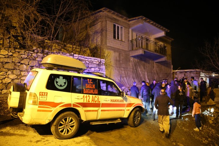 Hakkari'de heyelan nedeniyle düşen kaya parçalarının isabet ettiği ev hasar gördü