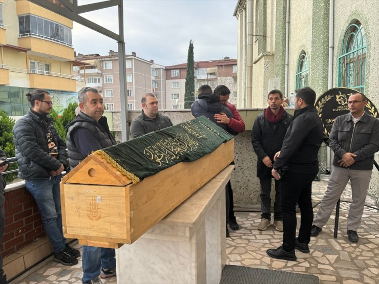 Kars'taki zincirleme trafik kazasında ölen iki kişi Kocaeli'de defnedildi