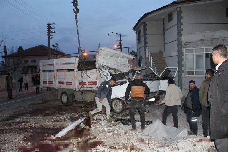 Konya'da küçükbaş hayvan yüklü kamyonetin devrildiği kazada 2 kişi öldü