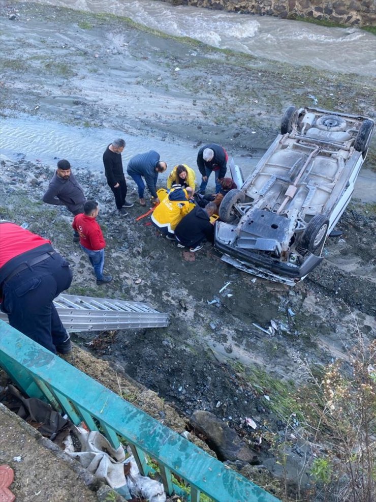 Osmaniye dere yatağına düşen otomobildeki anne ile kızı yaralandı