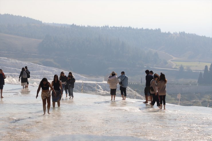 Pamukkale'de hafta sonu yoğunluğu yaşanıyor