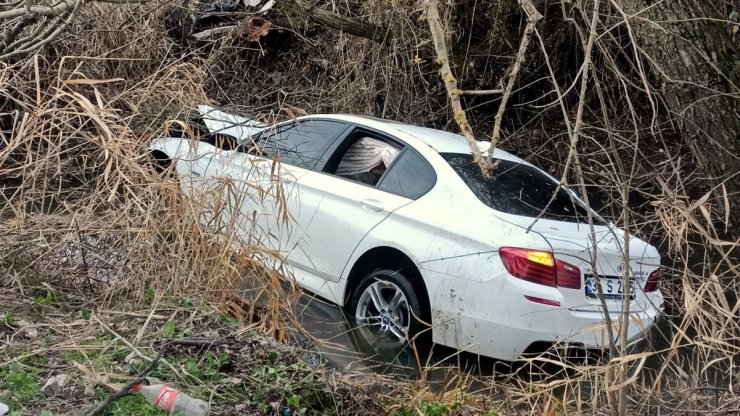 Sakarya'da sulama kanalına devrilen otomobildeki 3 kişi yaralandı