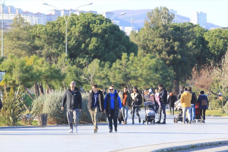 Samsun'da vatandaşlar güneşli havanın tadını çıkarıyor